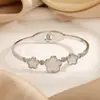 Moda Estilo Coreano Lujo Ligero Concha Blanca Trébol de Tres Hojas Pulsera Abierta de Acero de Titanio para Mujer Versátil Sin Decoloración Joyería de Moda