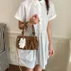 Bolsa de mão pequena super popular para mulheres, novo modelo de verão 2026, bolsa de ombro e transversal tipo balde de alta qualidade para o dia a dia