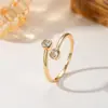 Anillo de Luz de Zirconia Incrustada en Oro Real Chapado en Cobre Transfronterizo Europeo y Americano Lujo Ligero Sensación de Alta Gama Anillo para el Dedo Joyería de Mano Versátil Fabricante Venta al por Mayor en Stock