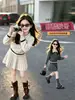 Conjunto de punto estilo preppy para niñas, otoño 2026, para niños mayores, con un cárdigan de cuello falso y una falda plisada, un conjunto de dos piezas de moda