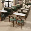 Restaurante de moda con temática japonesa Asientos en cabina de ratán Tienda de fideos y snacks Mesa y sillas de madera maciza hechas a medida Muebles de comedor