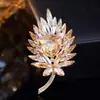 Broche de pluma de piedra preciosa de cristal de lujo, pin de solapa de traje exquisito de alta gama, accesorio versátil para vestidos de banquete, accesorio elegante de nicho