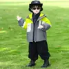 Conjunto de Duas Peças Jaqueta Corta-Vento Acolchoada Espessa Clássica Estilo Ultraman para Meninos Outono e Inverno Casaco Trench Coat Bonito para Crianças Pequenas e Crianças