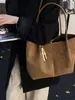 Bolso de hombro mate estilo europeo y americano para el día a día, gran capacidad, gamuza, moderno, nuevo modelo de invierno, simple con colgante, elegante bolso tote para mujer