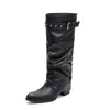 Botas de cano alto de couro bovino com bico fino para mulheres, salto grosso, versáteis, rebite, franzidas, botas despojadas, salto médio, tira com fivela, botas de cano largo