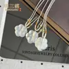 Colgante Flor de Cinco Pétalos de Calcedonia Blanca Tipo Hielo, Ágata Natural de Alta Calidad Doble Cara, Nuevo Estilo Chino, Colgante Símbolo de Riqueza