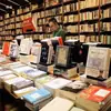 Un estante de libros de hierro curvo librería librería pintura horneada estante de exhibición de hierro Librería Xinhua Sisyphe Librería Fandeng