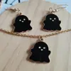 Halloween Nuevo Fantasma Blanco y Negro Lindo Dibujo Animado Fantasma Collar Versátil Colgante Pequeño Conjunto de Collar y Pendientes