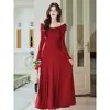 Foto real de un vestido base para niña estilo retro, vestido de punto rojo ajustado para otoño/invierno 2026, vestido largo de novia para brindis