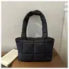 Bolso tote relleno de plumas estilo europeo y americano, un bolso de mano elegante y de alta calidad para mujer, nueva colección de invierno, bolso de hombro y bolso de axila para el trabajo