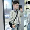 Jaqueta em camadas moderna para meninos, nova coleção primavera/outono 2026, conjunto de calça jeans de corte solto estilo coreano, look fashion