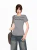 Camiseta Sexy Americana Cinza Gola Redonda Ombro Direito Manga Curta para Mulheres Verão High-End Efeito Emagrecedor Top Manga Curta