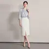 Traje de camisa satinada de alta gama AD para mujer, nueva colección 2027, adecuado para ocasiones formales y el trabajo, con una abertura y una falda ajustada - un conjunto completo
