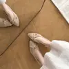 Sapatos Mary Jane Retrô Franceses Femininos Coleção Outono 2026 Bico Fino Apontado Laço Salto Grosso Aumentador de Altura Temperamento Corte Baixo Sapatos