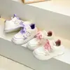 Tênis de lona infantil para meninas, cano baixo, tênis esportivos, novo estilo para primavera e outono, versão coreana, tênis casuais, sola leve e macia, tênis brancos para meninas