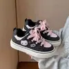 Lindas zapatillas blancas de punta redonda y suela gruesa para mujer, nueva colección otoño 2026, con un diseño único, adecuadas para estudiantes, estilo casual y de corte bajo