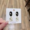 Zhao Liying Xu Banxia con combinación de colores blanco y negro única pendientes de aceite vintage con giro geométrico pendientes al por mayor