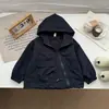 Conjunto de Jaqueta e Roupa Externa para Meninos 2026 Nova Jaqueta com Capuz Estilosa para Crianças Pequenas e Médias Conjunto de Jeans Rasgado Tendência