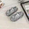 Moda Verão 2026 Meninas Sapatilhas com Laço de Strass Estilo Coreano Flor Princesa Solado Macio Sapatos de Couro para Crianças