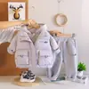 Conjunto de Ropa Gruesa de Invierno para Niños y Niñas 2027 Nuevo Modelo Chaqueta de Algodón Gruesa de Invierno para Niños y Niñas y Chaleco Conjunto de Tres Piezas Ropa de Bebé