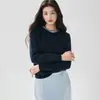 Elegante y minimalista, este suéter de punto de cachemira presenta un cuello sofisticado con adornos de pedrería.. Es una pieza versátil perfecta para el trabajo o el uso diario, y se puede usar como capa base