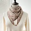 Bufanda Gruesa de Lana Tejida en Blanco y Negro para Mujer, Otoño e Invierno, Hebilla Magnética, Bufanda Triangular de Seda para Proteger el Cuello de Madres de Mediana Edad y Mayores