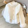 Cárdigan de imitación de pelo de visón estilo Chanel para mujer, otoño e invierno, nuevo diseño elegante con detalles de plumas, abrigo de punto blanco