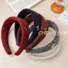 Faixa de Cabelo de Lã Lisa Colorida Estilo Ano Novo com Aba Larga e Etiqueta Dourada Cabeça de Pônei para Mulheres, Sensação de Alto Padrão, Faixa de Cabelo que Não Aperta, Headband, Acessório de Cabelo
