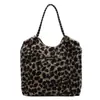 Bolsa de Lã Retrô com Estampa de Leopardo de Grande Capacidade Casual Nova Bolsa de Ombro Feminina de Temperamento Outono e Inverno Popular Bolsa Tote de Axila