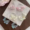 Brincos Florais Color-Blocking com Atmosfera de Verão para Mulheres 2026 Novo Design de Nicho Argolas para Rostos Quadrados e Redondos Que Fazem o Rosto Parecer Menor