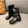 2026 Novas Botas Femininas Estilo Spicy Girl com Fivela de Rebite Plissadas Empilhadas Salto Bloco Bico Quadrado Cano Curto Botas de Motociclista Retrô