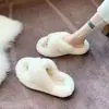 Pantuflas peludas de suela gruesa de moda para mujer, estilo elegante, para usar en exteriores, nuevas pantuflas de algodón para el hogar otoño e invierno 2026, estilo INS