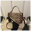 Bolsa de ombro de leopardo estilosa, bolsa de axila simples e moderna, 2025, novo design de nicho, bolsa quadrada pequena, bolsa transversal personalizada
