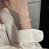 Doce Pulseira de Pérolas de Camada Dupla para Mulheres, Elegante e Estilosa, Nova Pulseira da Moda com Design Único, Joia Versátil