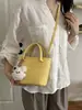 Bolso de mano de color liso con diseño único, bolso tipo cubo de moda, versión coreana ins dulce moderno para hombro y cruzado para mujer