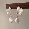 Pendientes de Borla con Pétalos Blancos Estilo Transfronterizo Modelo Nuevo 2026 Diseño de Nicho de Lujo Ligero Pendientes y Accesorios para Orejas de Gama Alta