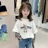 Camiseta Básica Infantil Primavera e Outono Estilo Coreano Tendência Meninas Falso Duas Peças Manga Longa Camiseta Top Listrado Desenho Animado para Meninas