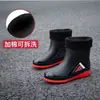 Botas de lluvia para hombre de media pantorrilla antideslizantes impermeables zapatos nueva moda exterior cerradas botas de agua cálidas zapatos cortos de goma hombre venta al por mayor