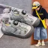 Novas Sandálias Esportivas Infantis para Meninos 2026, Sapatos Casuais para Exterior com Fechamento por Mostrador, Sapatos de Caminhada para Crianças Maiores, Biqueira Fechada Anti-Impacto