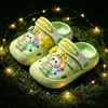 Nuevos zuecos luminosos de dibujos animados para niños de verano, sandalias de playa para niños y niñas, pantuflas cerradas antideslizantes para uso en exteriores, venta al por mayor