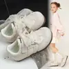 Sapatos de Princesa com Laço de Renda para Meninas Primavera/Verão 2026 Tênis Macios para Bebês Sapatos de Caminhada da Moda para Crianças