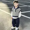 Conjunto de Tres Piezas Chaleco Rayado de Primavera y Otoño para Niños Estilo Coreano Conjunto Travieso Guapo Elegante para Niños Pequeños y Medianos Ropa Infantil de Comercio Exterior