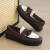 Zapatos Planos Retro Ingleses Punta Redonda Suela Gruesa Mocasines sin Cordones Flecos Costura Zapatos Casuales para Hombre X519
