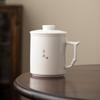 Fabricante Dehua Jade Grasa de Cordero Taza de Té Cerámica Escrita a Mano Taza de Oficina Separación de Té y Agua Taza de Té Caja de Regalo con Tapa