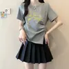 Camiseta de mujer talla grande con estampado de letras, manga corta, nuevo estilo de verano, con hombros normales, entallada en la cintura y diseño de pliegues irregulares, única y de nicho