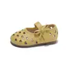 Zapatos perforados calados de verano nuevos para niñas, zapatos de princesa versátiles y a la moda, suela suave, zapatos para niños pequeños, sandalias para niños