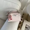 Bolso Pequeño Retro de Mano de Nicho para Mujer Nuevo Estilo Invierno 2026 Bolso Cuadrado Pequeño para el Trabajo con un Toque Elegante y Sofisticado Bolso Cruzado