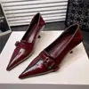 Otoño 2026 Nuevo Estilo Retro Punta Fina Boca Profunda Cómodos Zapatos de Salón Tacón de Aguja Francés con Hebilla Estilo de Oficina Tacones Altos