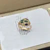 Anillo Serpiente Baojia Versión de Alta Gama Transfronteriza Europea y Americana, Finamente Elaborado con Nácar Blanco Natural y Malaquita, Combinando Diseño Original