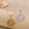 Collar Colgante Redondo Incrustado de Diamantes de Acero Inoxidable Electrochapado al Vacío en Oro de 18 Quilates Colgante de Retrato Elegante Retro Europeo y Americano Cadena para Clavícula Al por Mayor